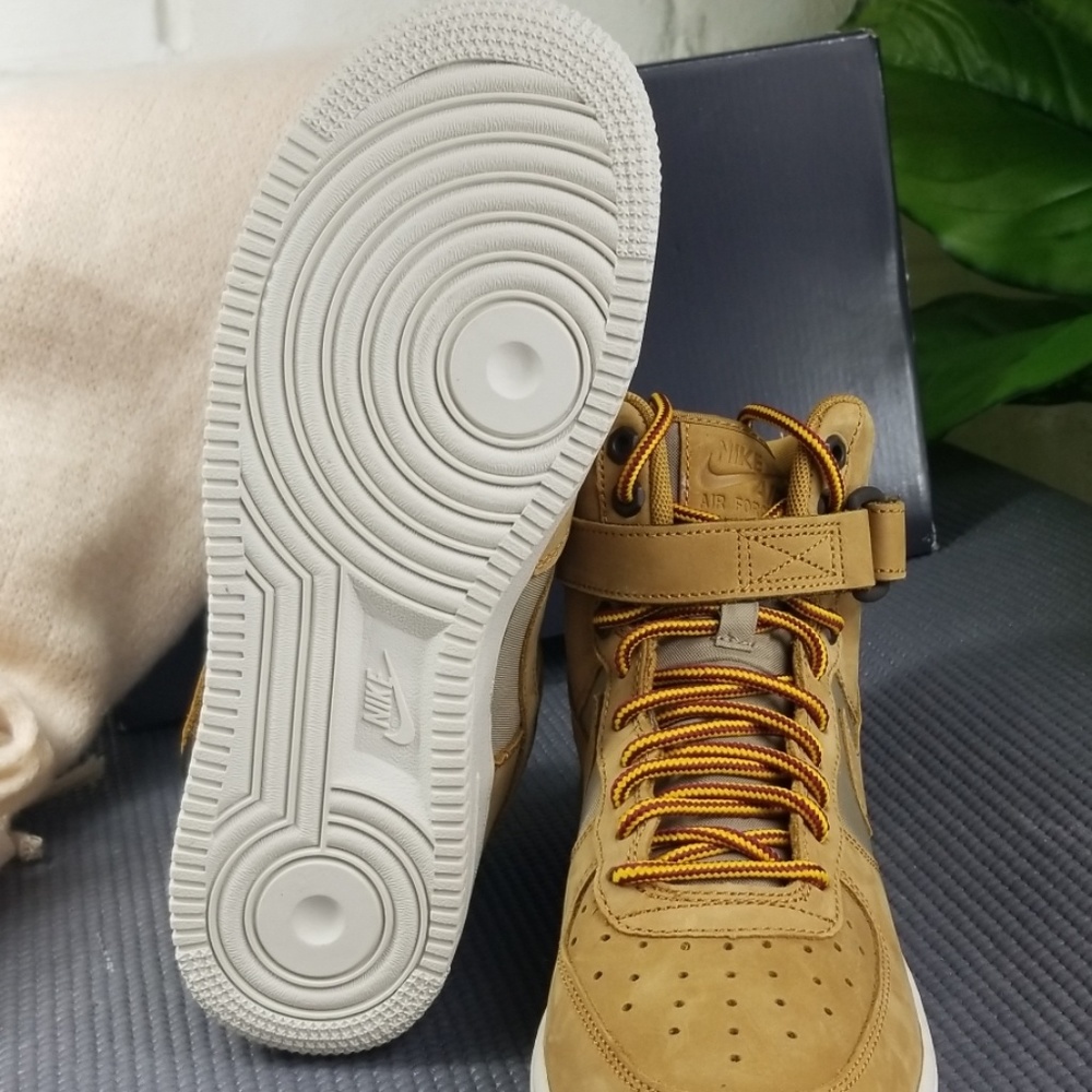 💥SOLD💥Air Force 1 High Premium (GS) Youth/Womens - Picture 4 of 8